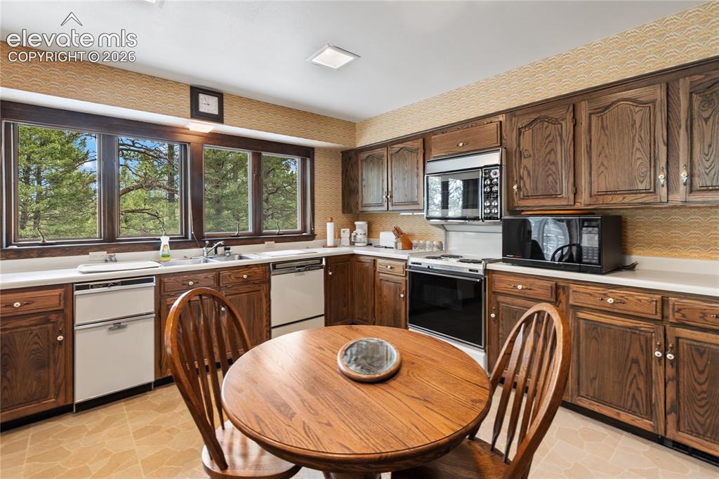 Image 17 of 43: Kitchen