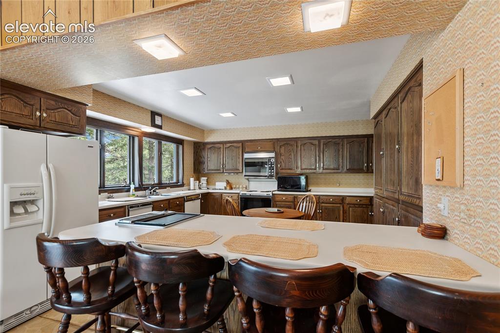Image 18 of 43: Kitchen