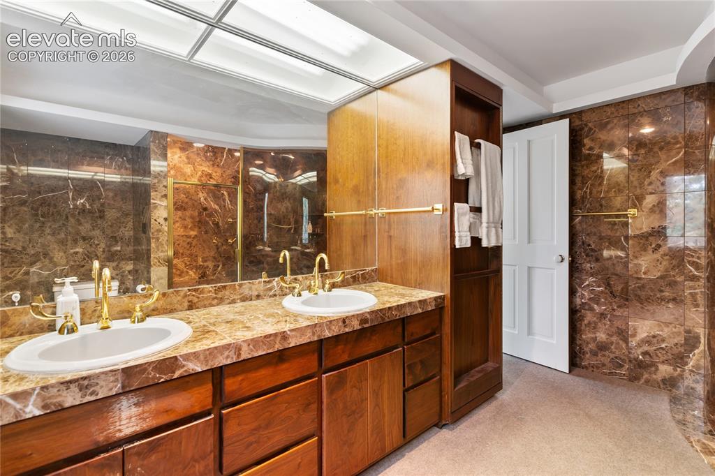 Image 26 of 43: Bathroom
