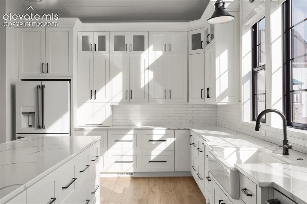 Image 6 of 49: Your dream kitchen awaits all your family gatherings and everyday life. Qua