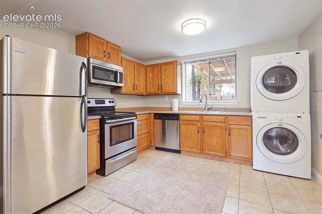 Image 10 of 21: Kitchen