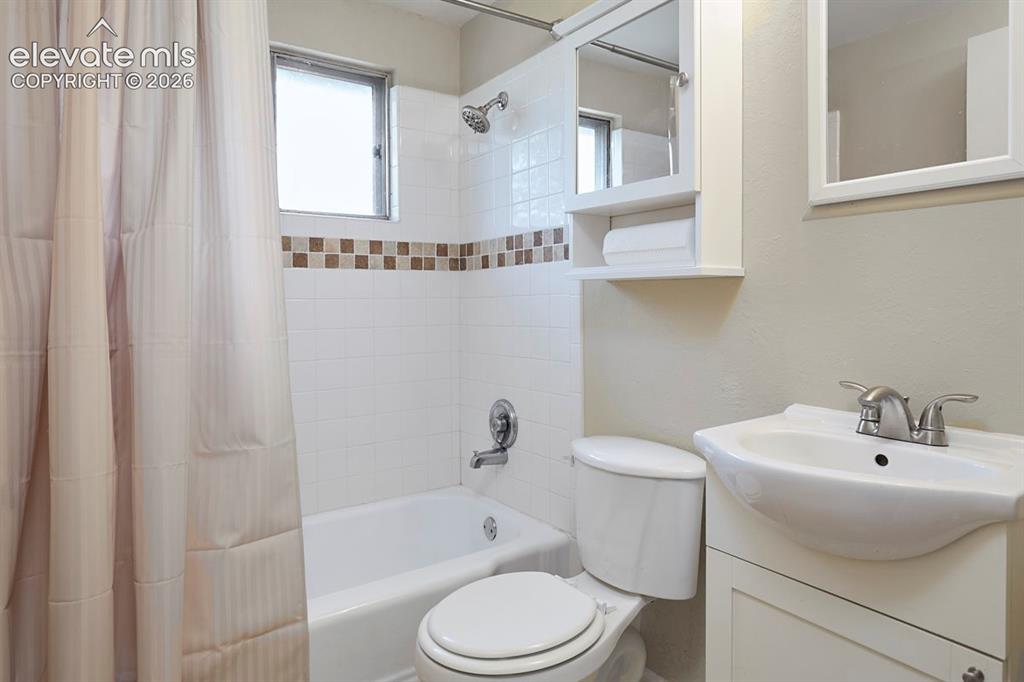 Image 14 of 21: Bathroom