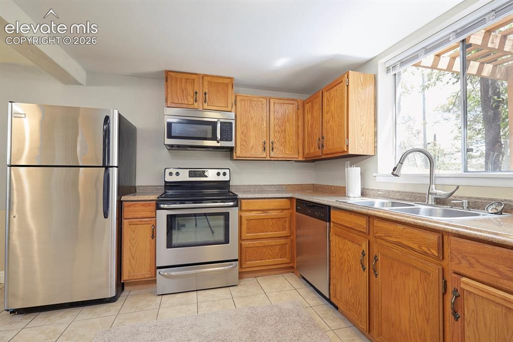 Image 17 of 21: Kitchen