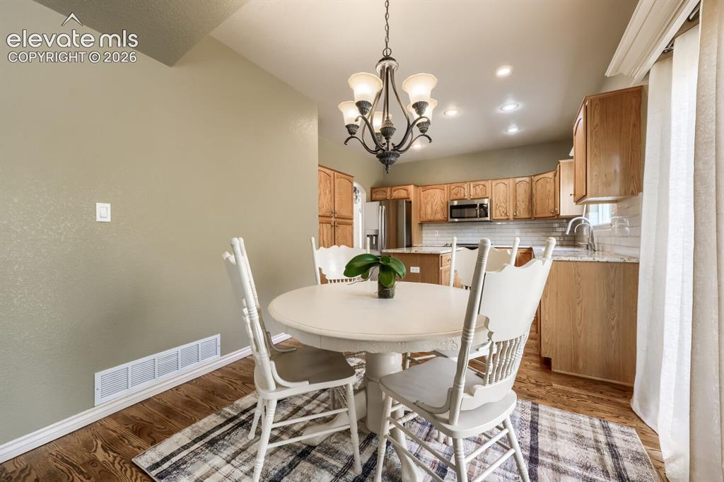 Image 17 of 47: Dining Area