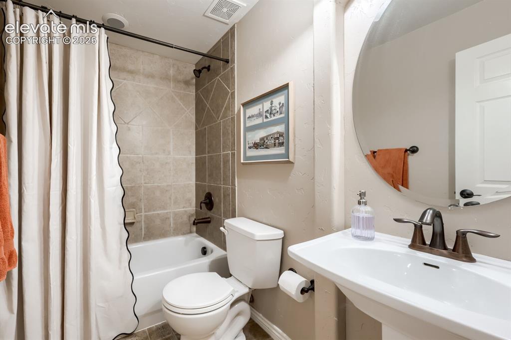 Image 34 of 47: Bathroom