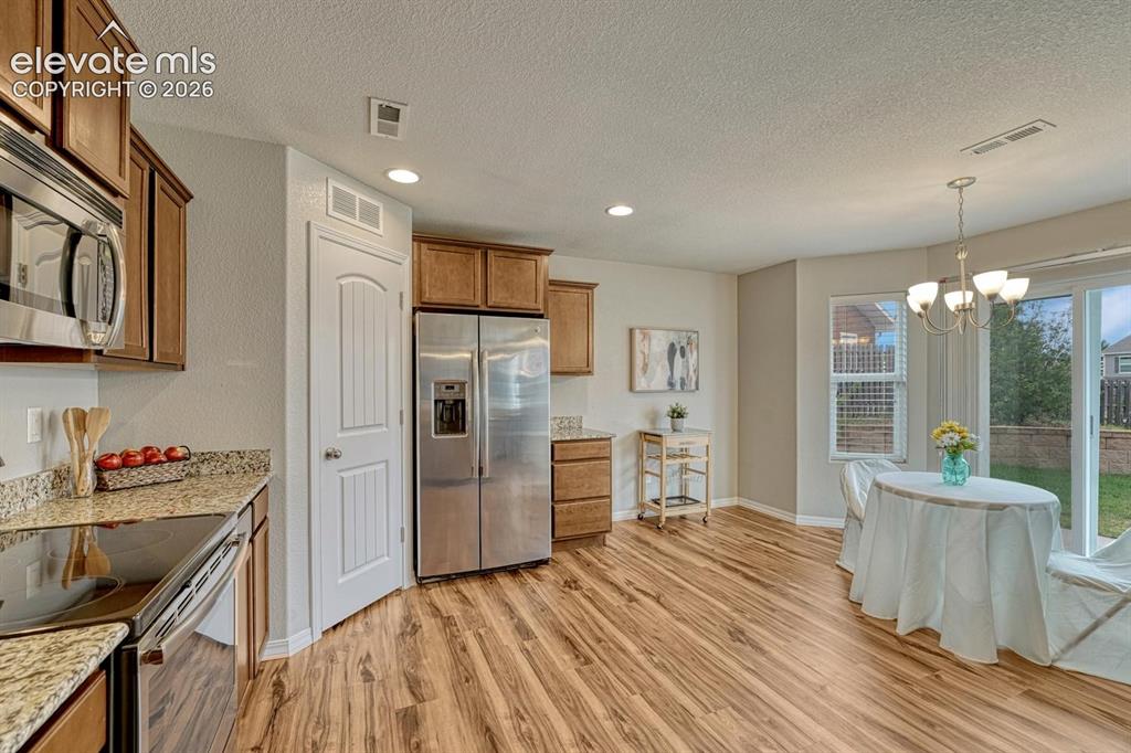 Image 10 of 50: Kitchen