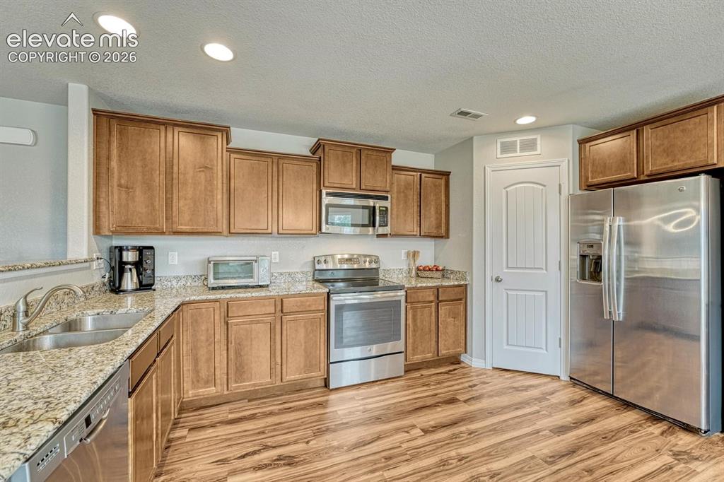 Image 9 of 50: Kitchen