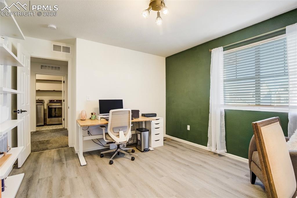 Image 25 of 42: Office