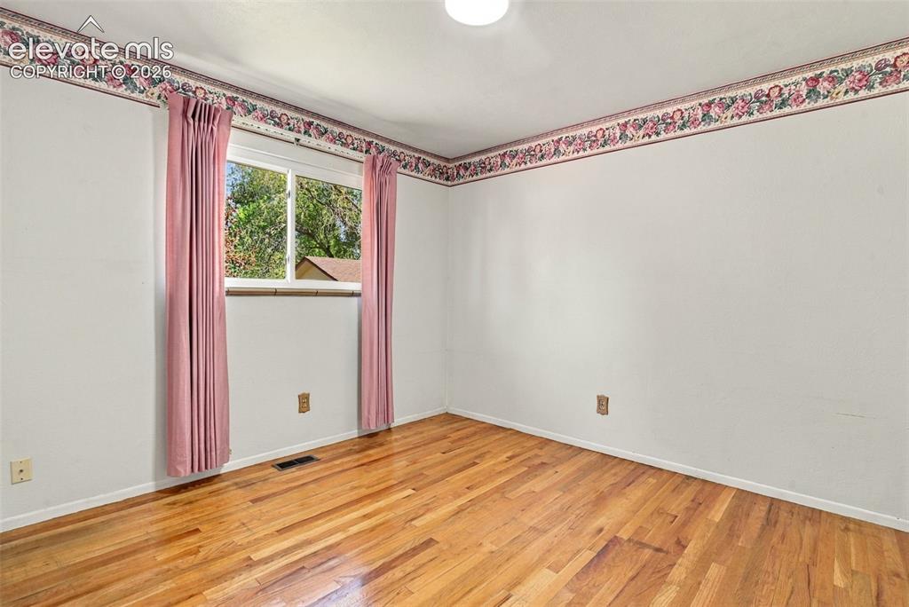 Image 22 of 42: Upstairs bedroom