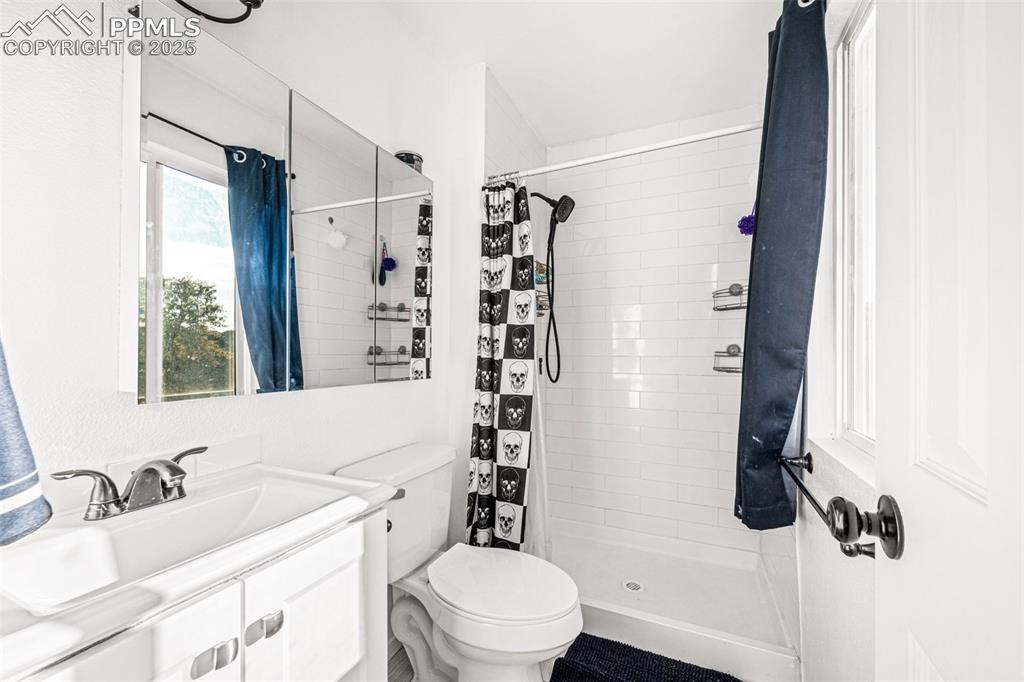 Image 10 of 21: Bathroom