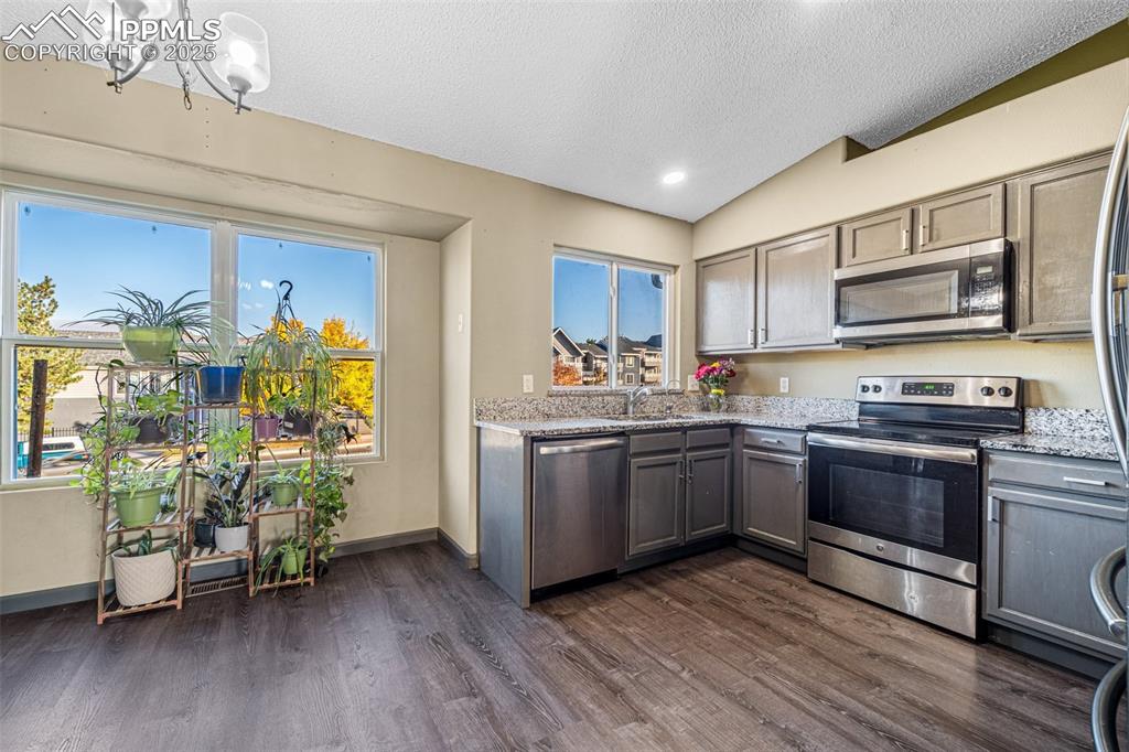 Image 7 of 21: Kitchen