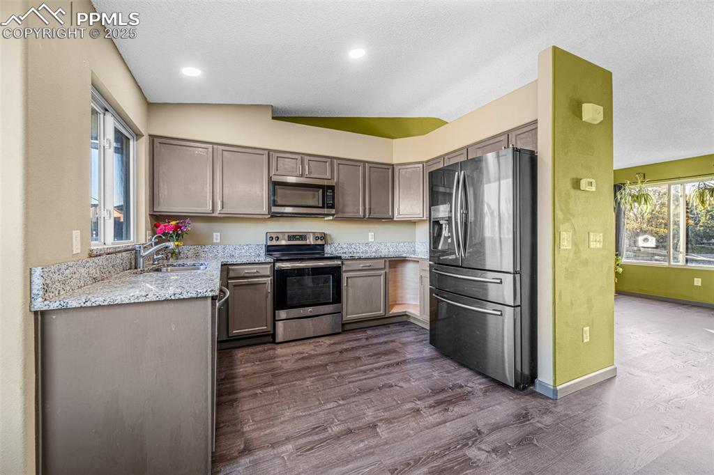 Image 8 of 21: Kitchen