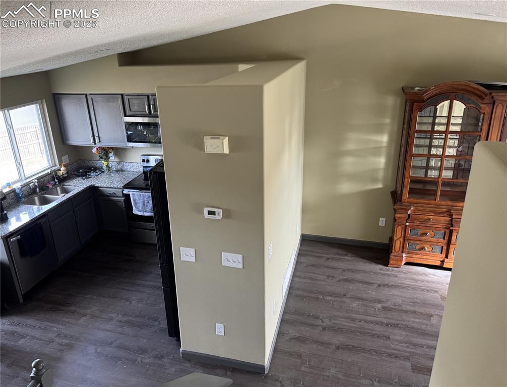 Image 9 of 21: Kitchen