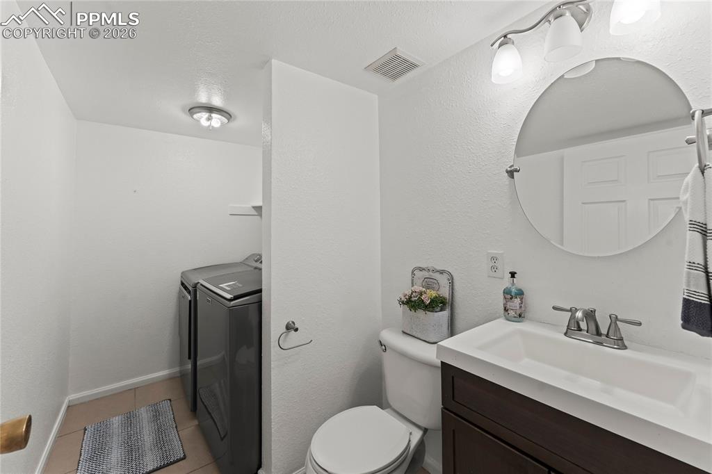 Image 19 of 43: Bathroom