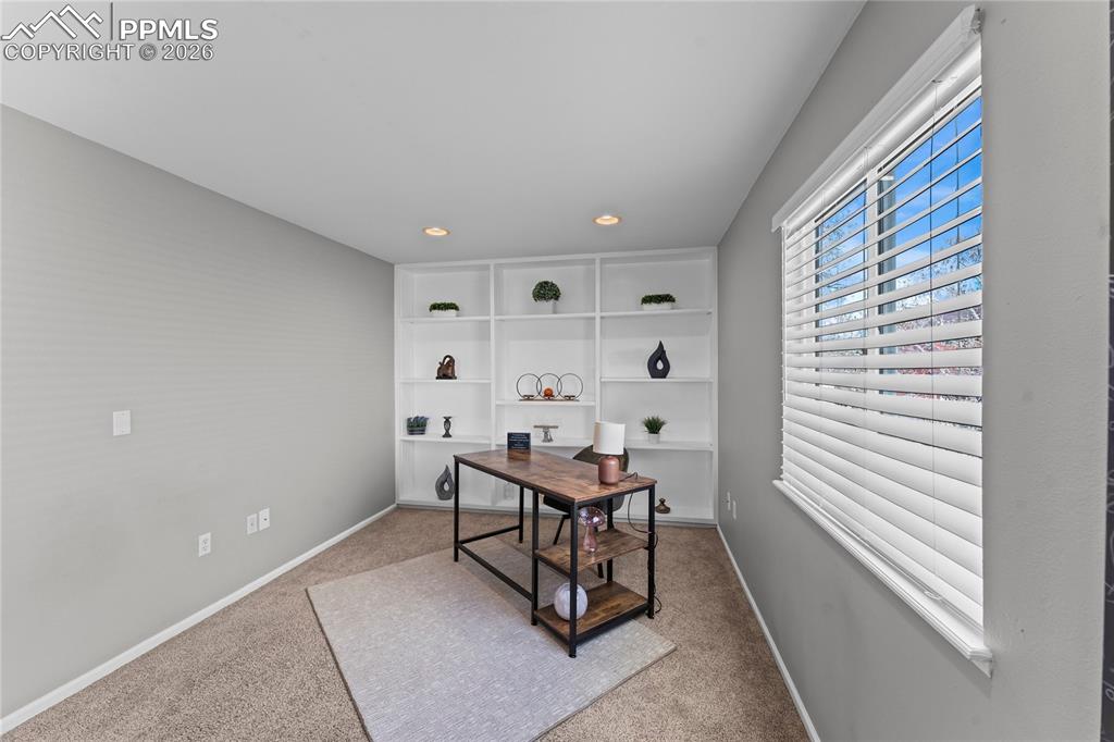 Image 22 of 43: Office