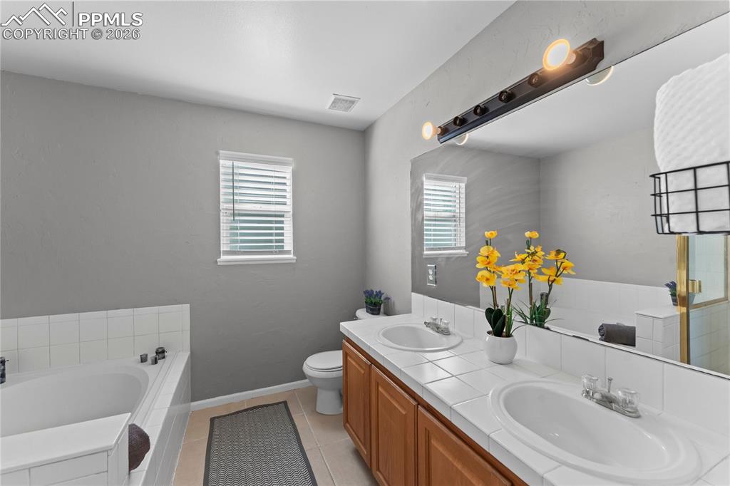 Image 27 of 43: Bathroom