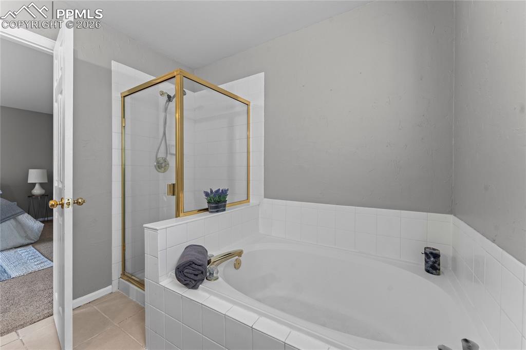 Image 28 of 43: Bathroom