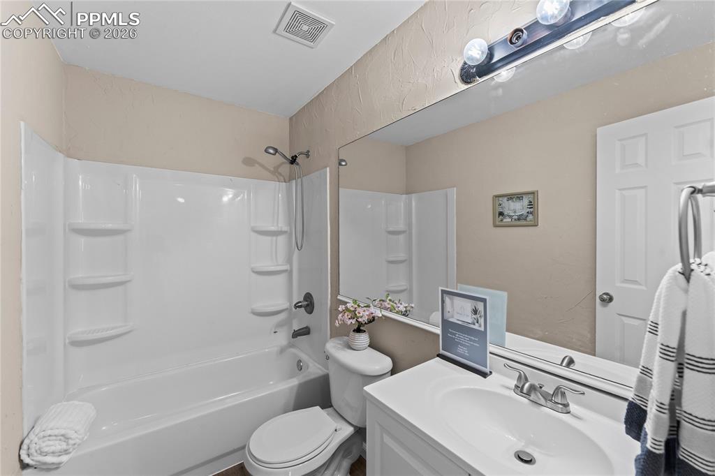 Image 29 of 43: Bathroom