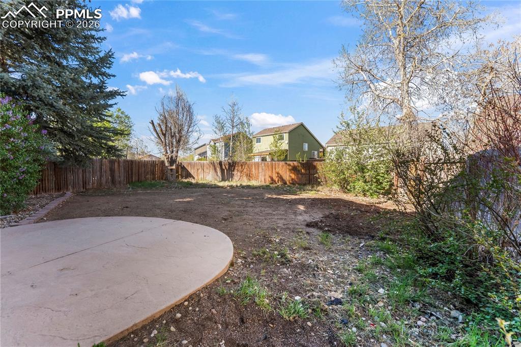 Image 37 of 43: Yard