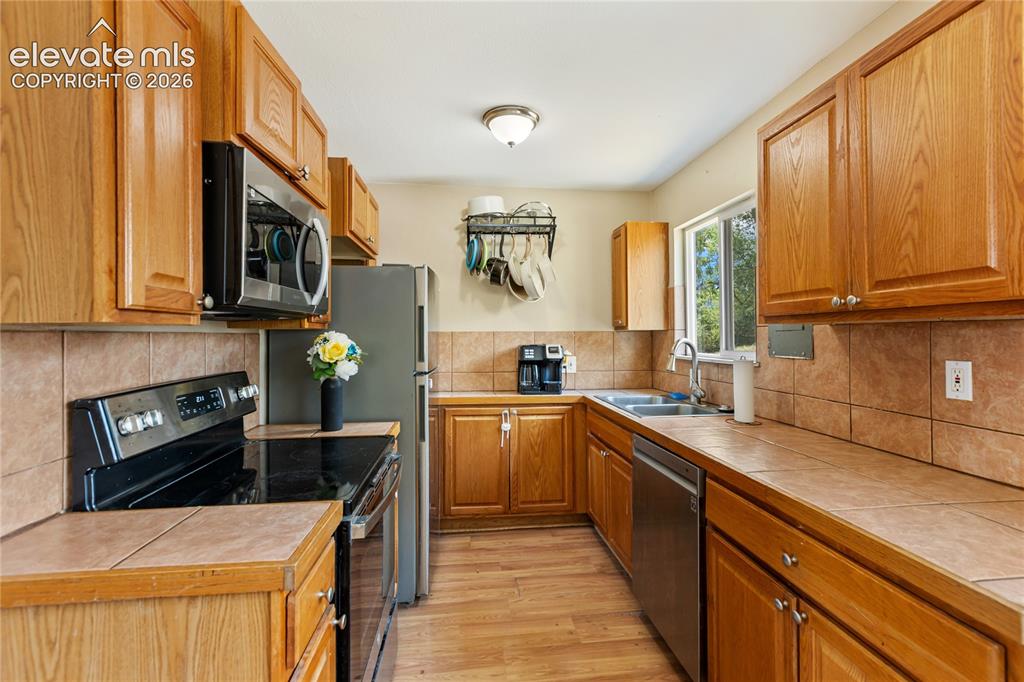 Image 3 of 23: Functional kitchen with ample cabinet storage