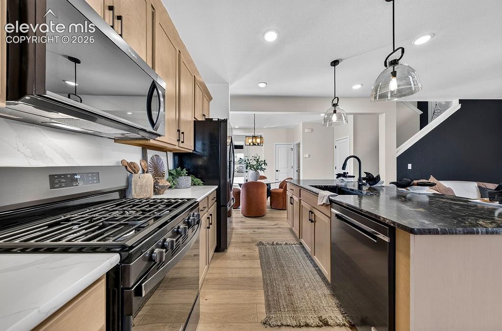 Image 4 of 49: Kitchen