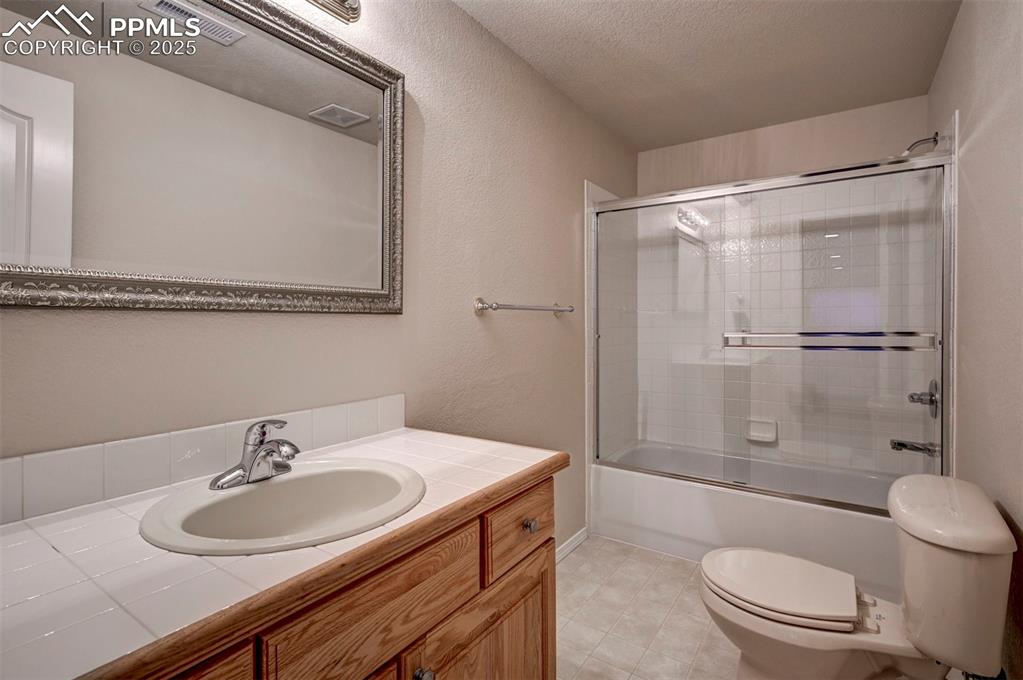 Image 35 of 42: Bathroom