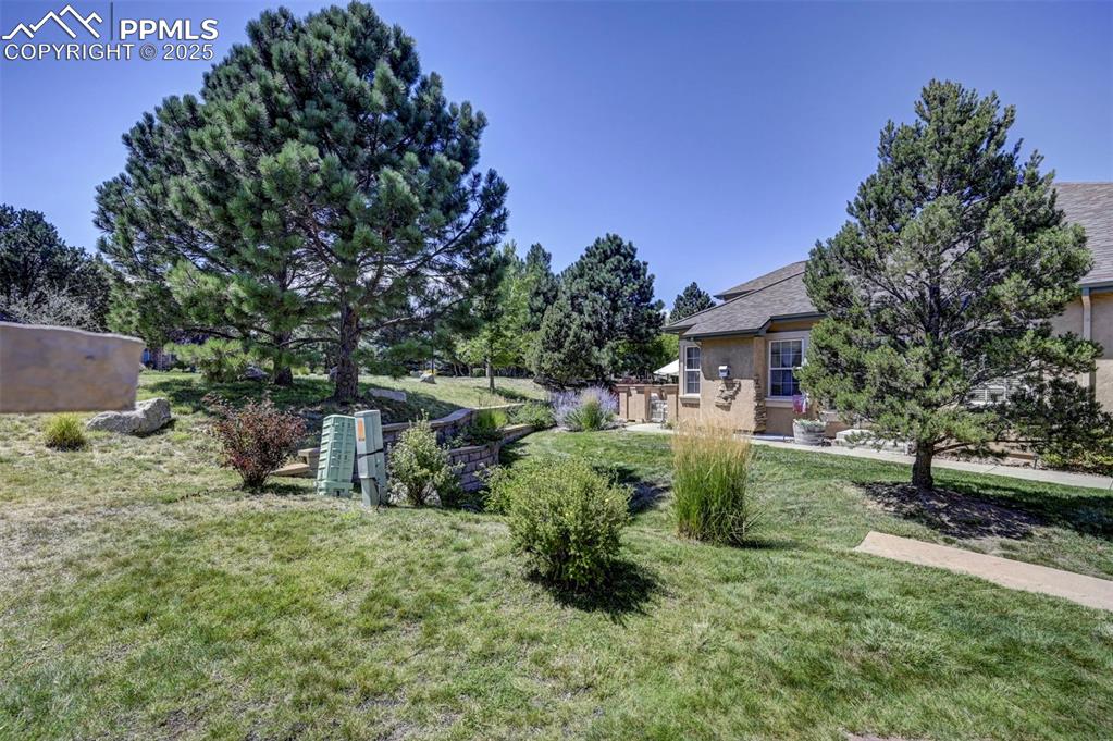 Image 41 of 42: Yard