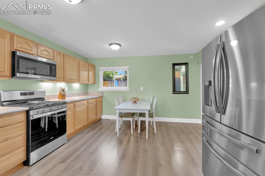 Image 18 of 49: Kitchen