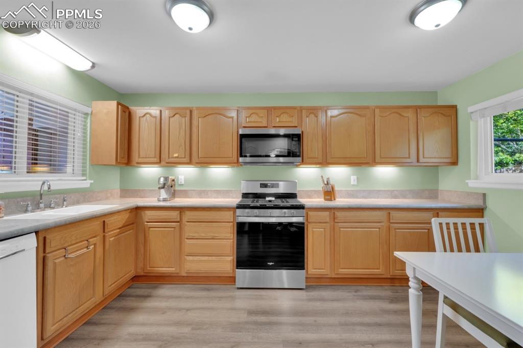 Image 20 of 49: Kitchen