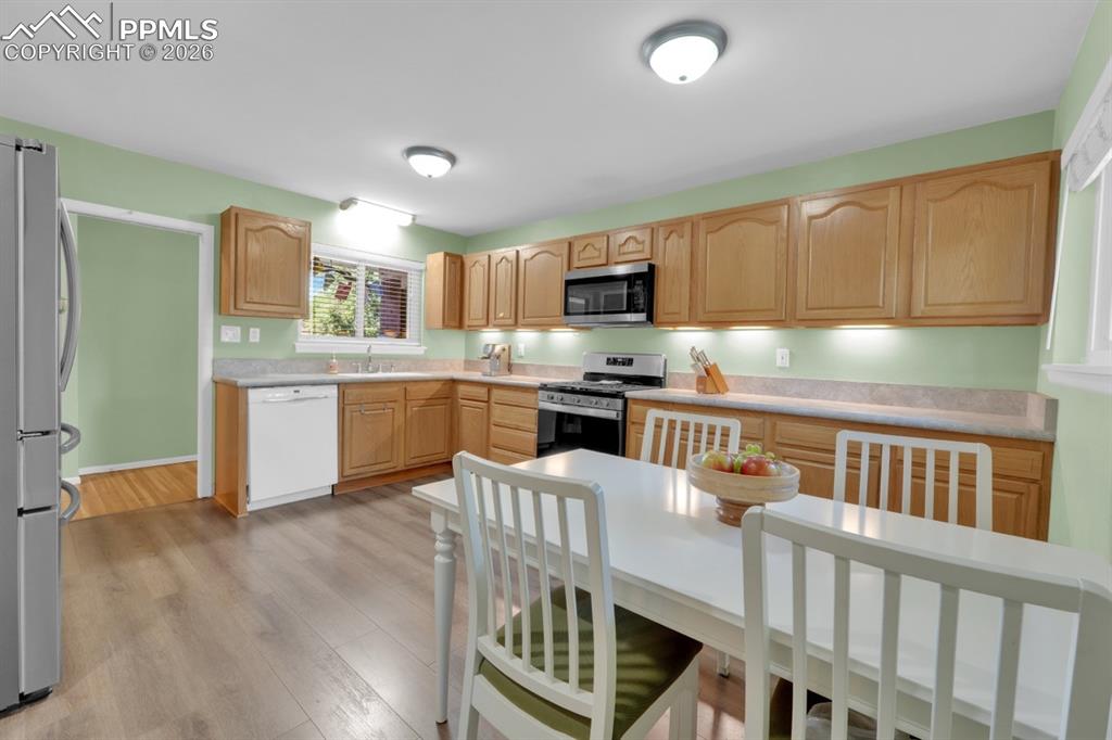 Image 5 of 49: Ample cabinet space