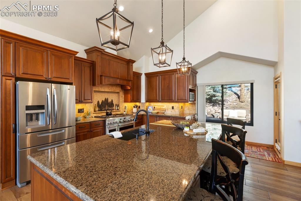 Image 10 of 50: Kitchen