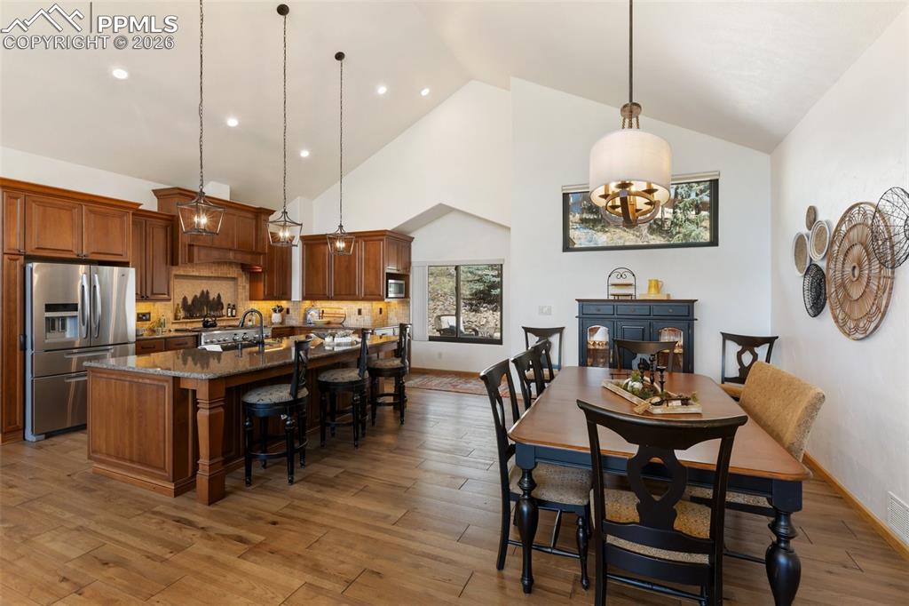 Image 11 of 50: Dining Area