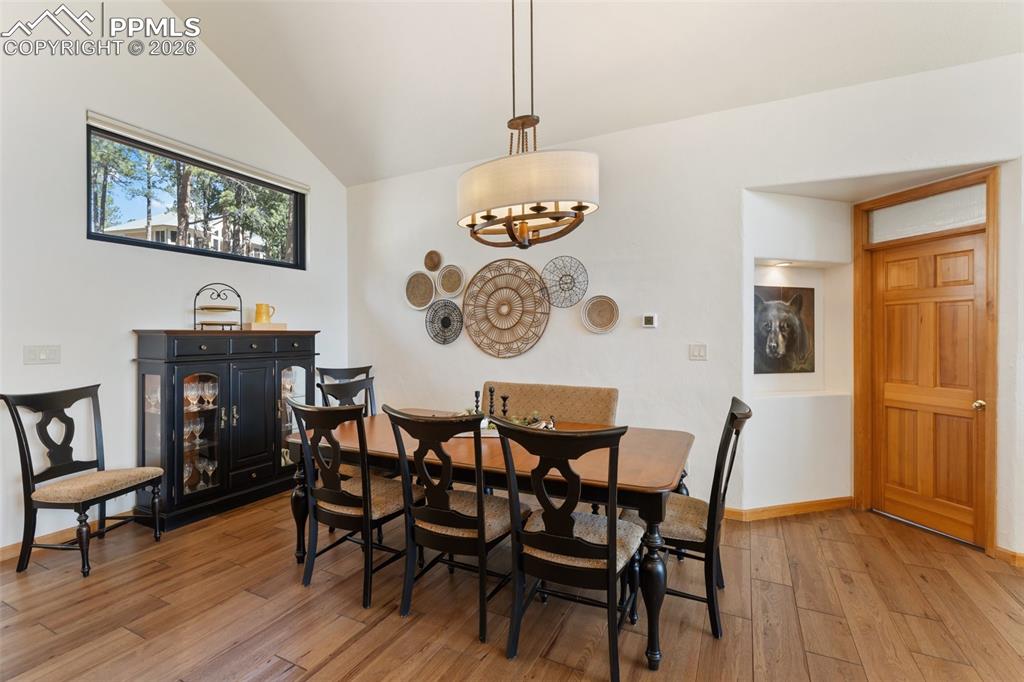 Image 12 of 50: Dining Area