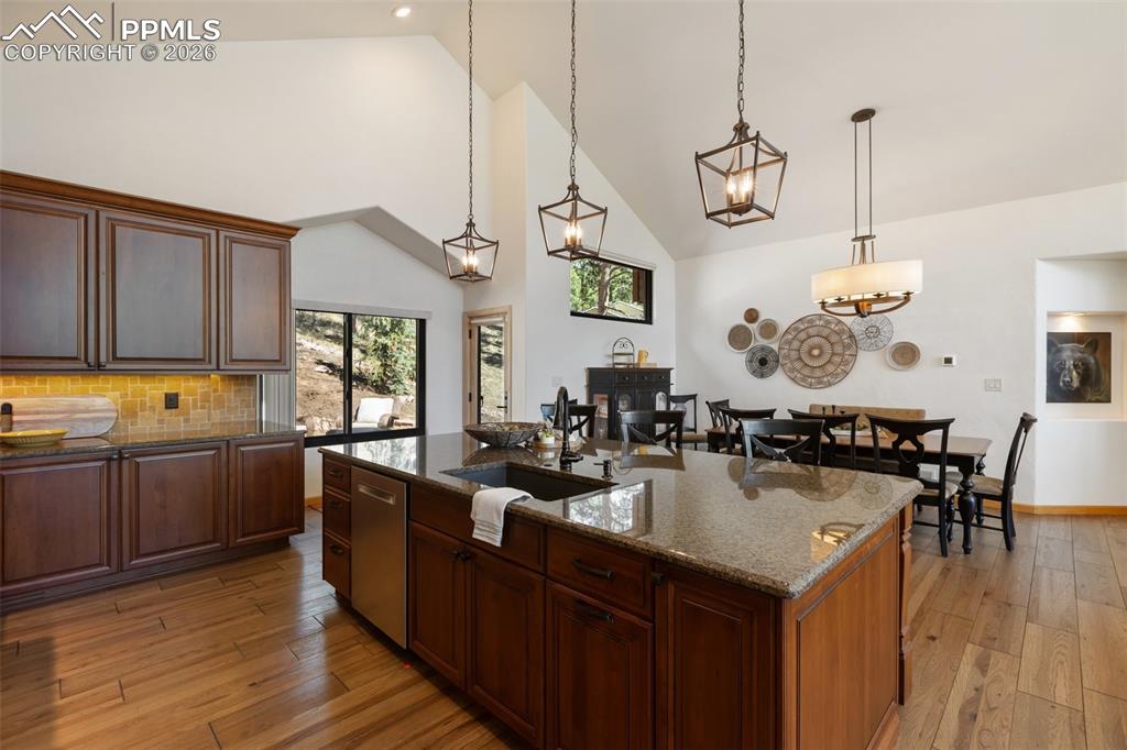 Image 13 of 50: Kitchen