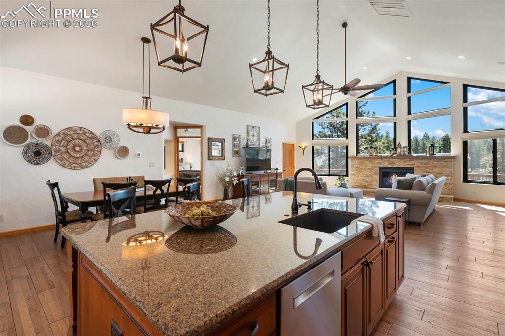 Image 14 of 50: Kitchen