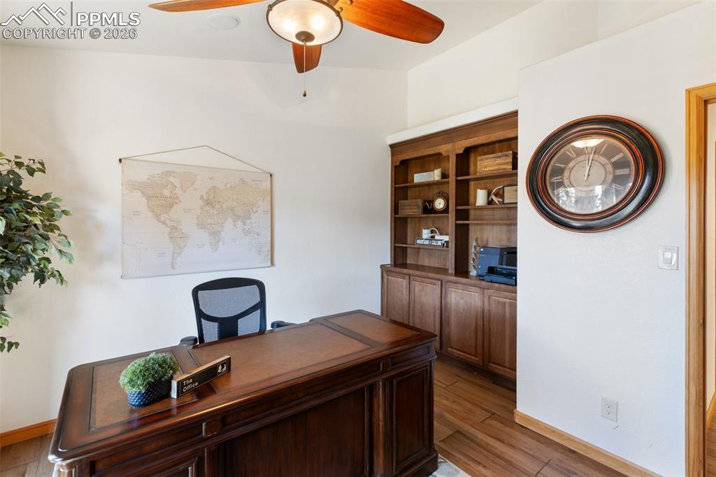 Image 21 of 50: Office