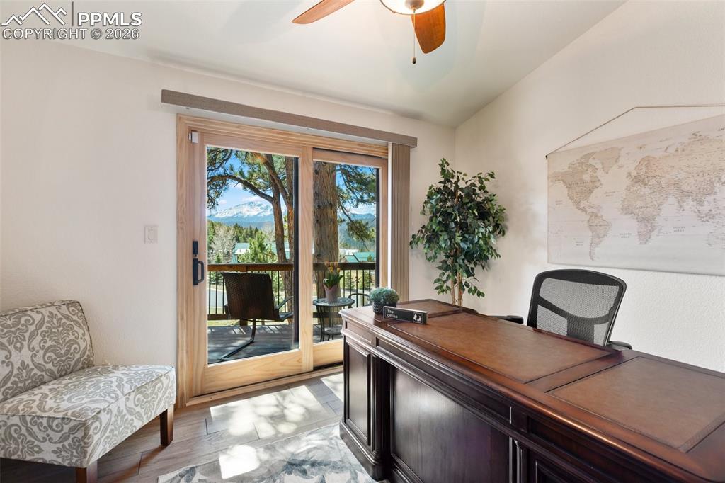 Image 22 of 50: Office