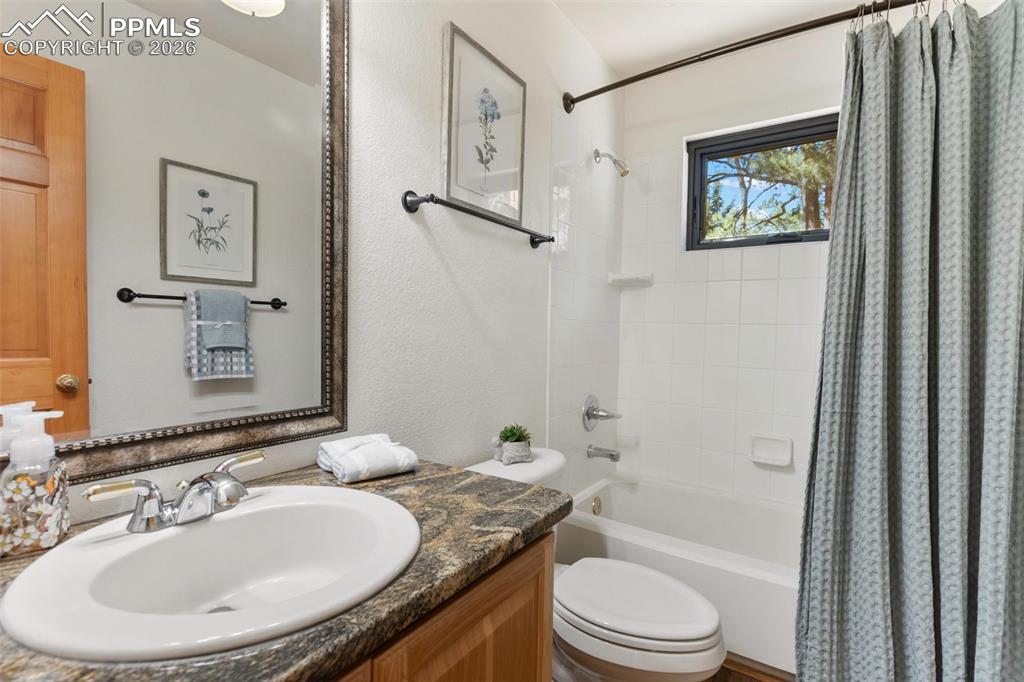 Image 24 of 50: Bedroom