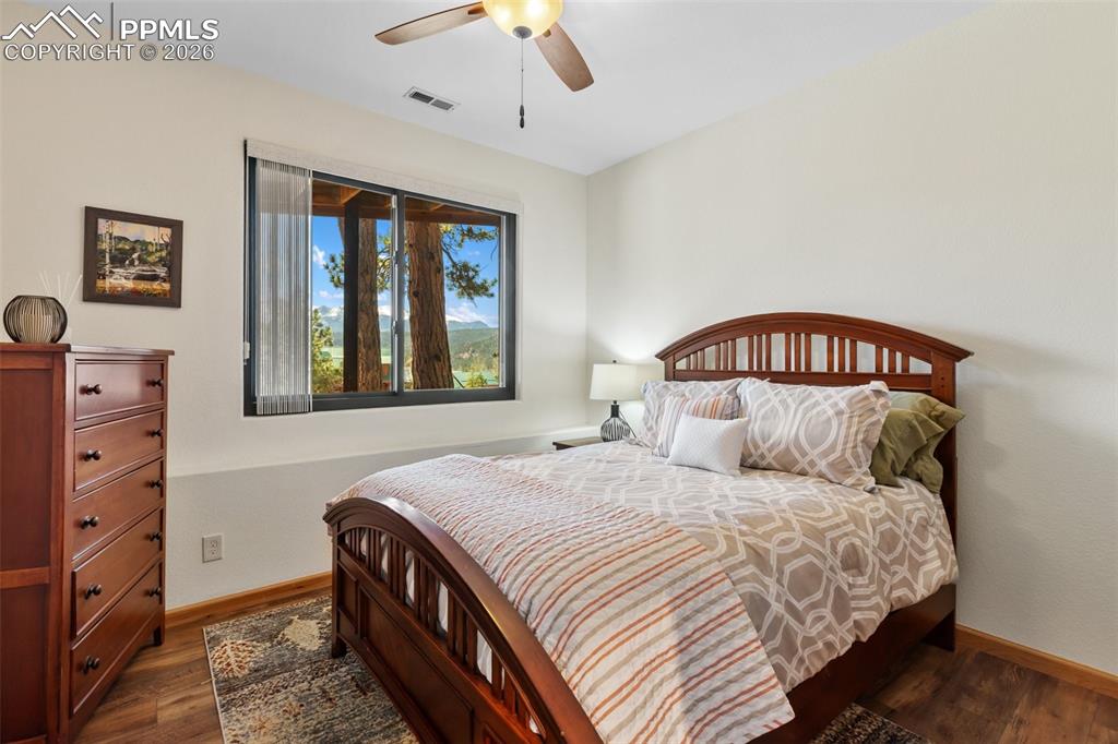 Image 32 of 50: Bedroom