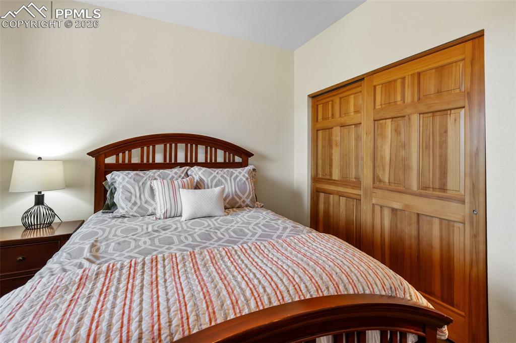 Image 33 of 50: Bedroom