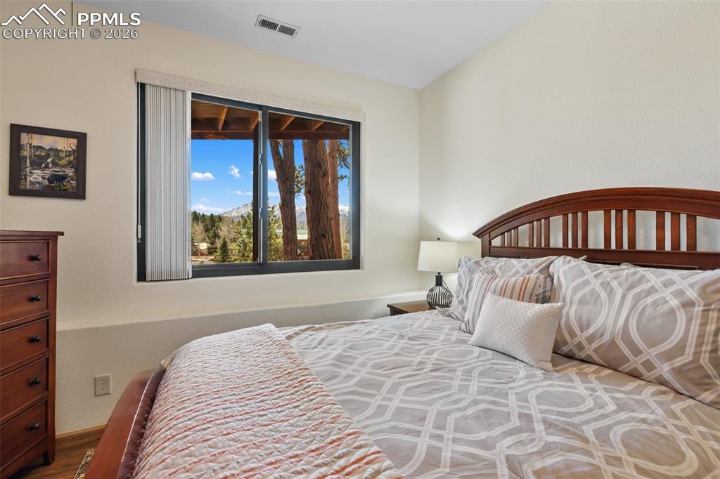 Image 34 of 50: Bedroom