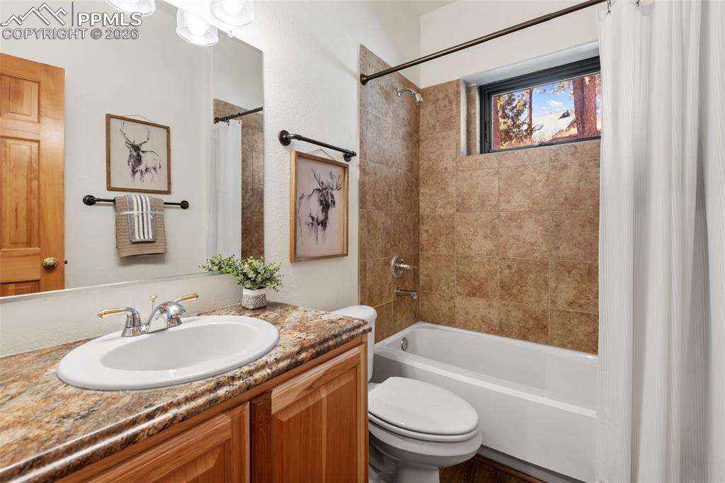 Image 35 of 50: Bathroom