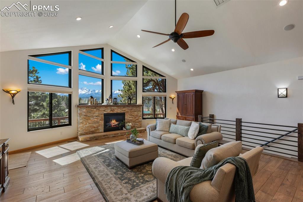 Image 5 of 50: Living Room