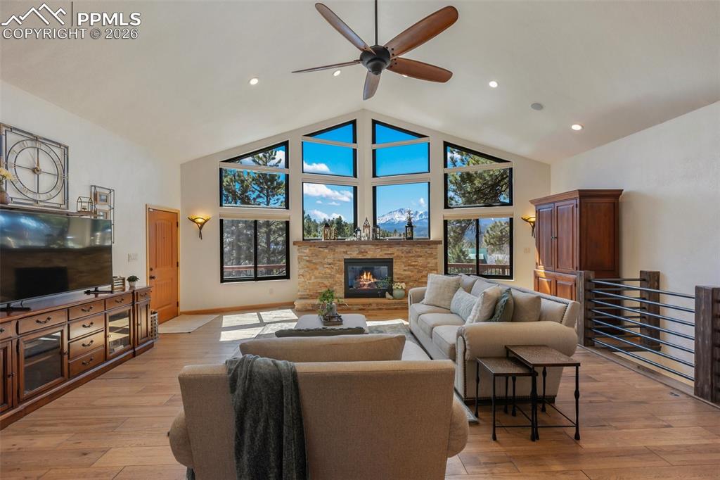 Image 7 of 50: Living Room