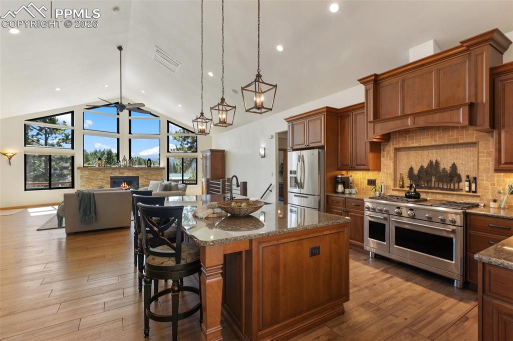 Image 9 of 50: Kitchen