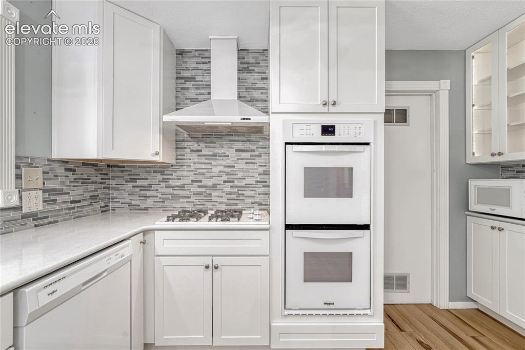 Image 10 of 41: Kitchen
