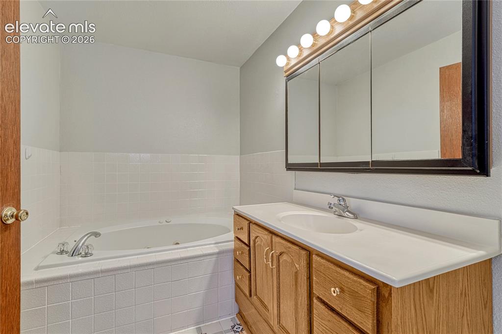 Image 16 of 41: Bathroom