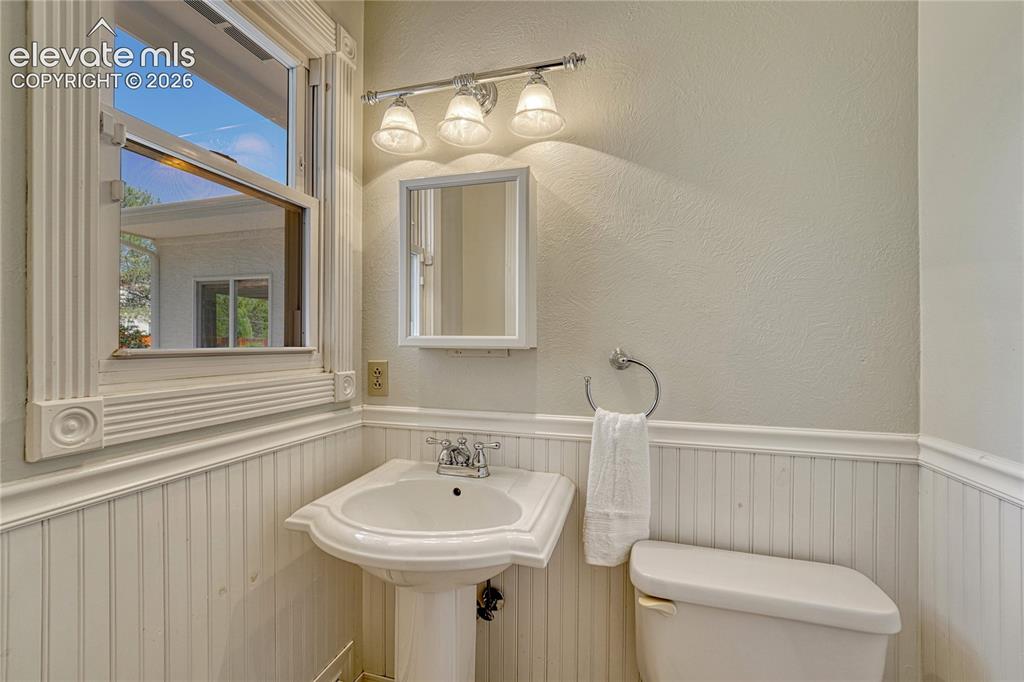 Image 18 of 41: Bathroom
