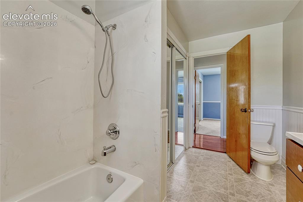Image 26 of 41: Bathroom
