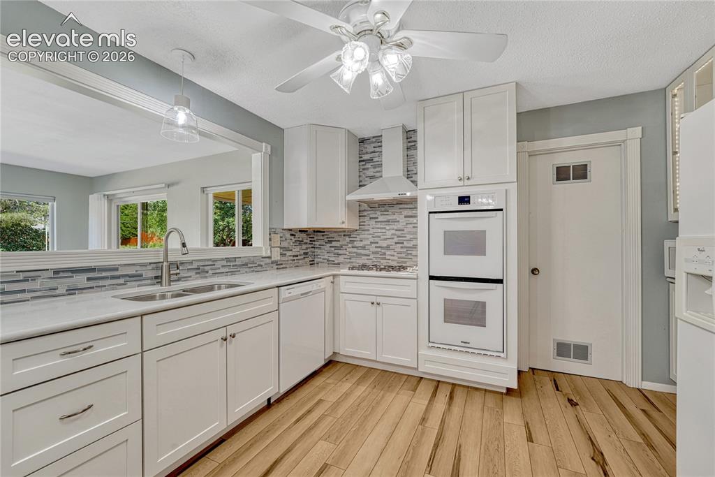 Image 6 of 41: Kitchen